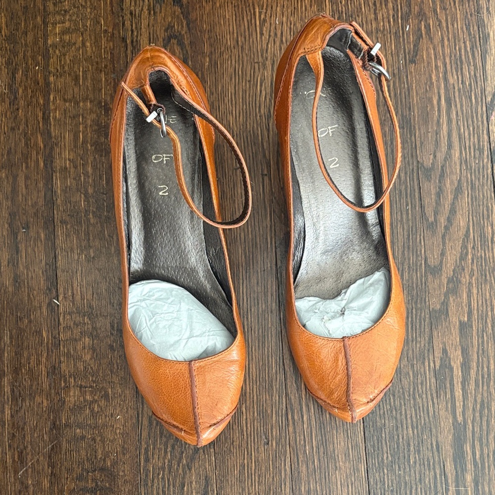 Women’s Tan Leather Ankle-Strap Pointed-Toe Heels